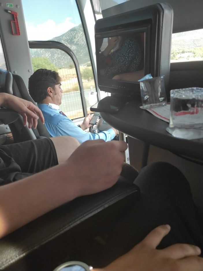 Seyir halindeki şoförün internette sörf yaptığı anlar yolcu tarafından görüntülendi