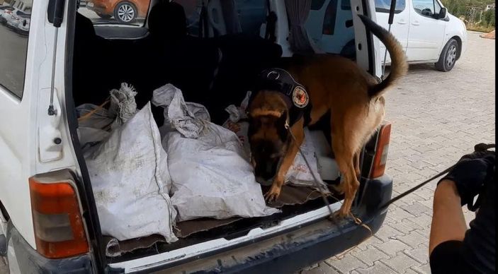 Van'da arama yapılan kamyonette 102 kilo eroin ele geçirildi