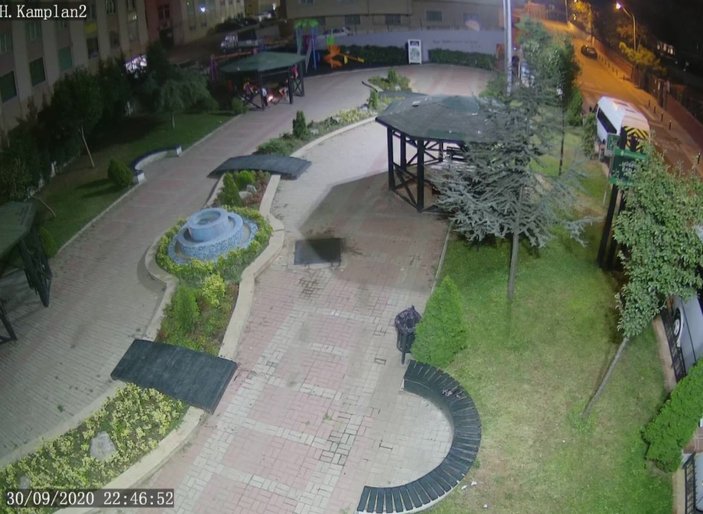 İstanbul'da parktaki bankların parçalarıyla mangal yaktılar
