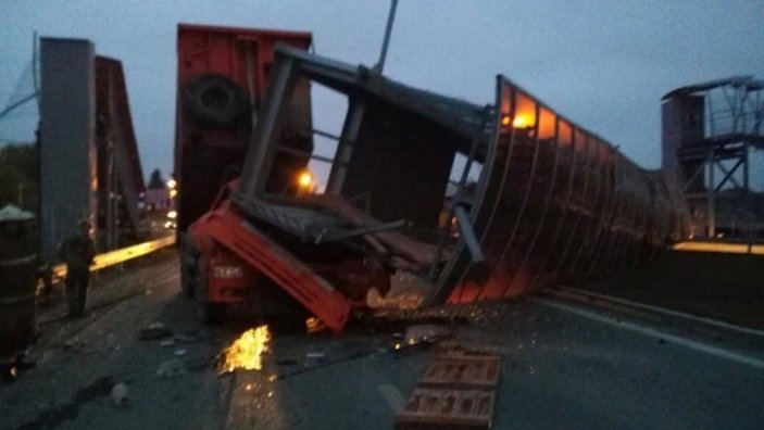 Rusya'da damperi açık unutan kamyon sürücüsü ezilerek öldü