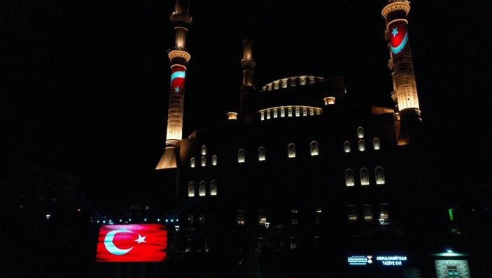 Kahramanmaraş'ta camiye yansıtılan ışıklı bayrak ile Azerbaycan’a destek