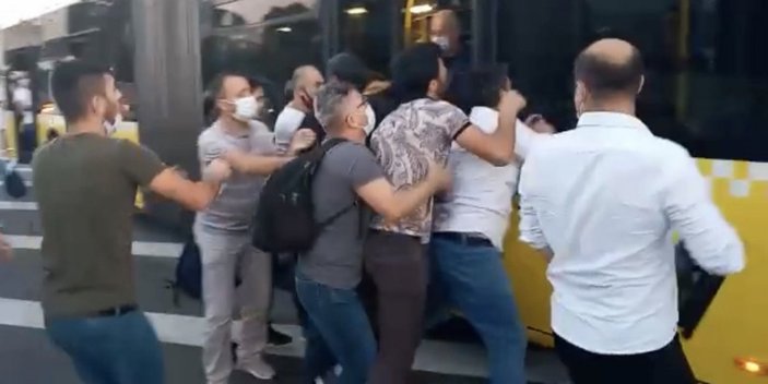 İstanbul'da metrobüs durağında meydan kavgası kamerada