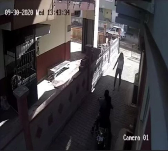 Antalyalı genç kız, motosiklet hırsızlarının önüne atladı