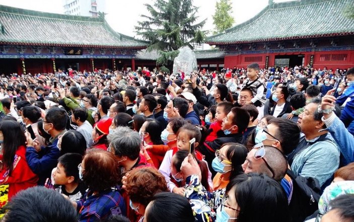 Çin intikam alıyor: Koronavirüs yokmuş gibi kutlamalar var
