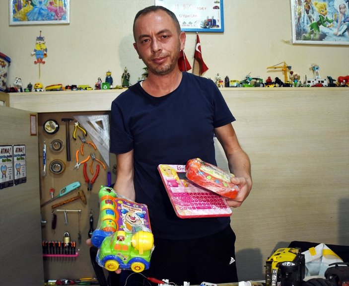 Bursa'da anne ve oğlu, çocuklar için oyuncak onarıyor