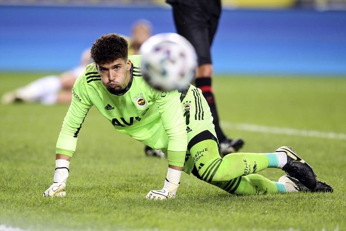 a Fenerbahçeli taraftarlar kaleci Altay'a caps hazırladı