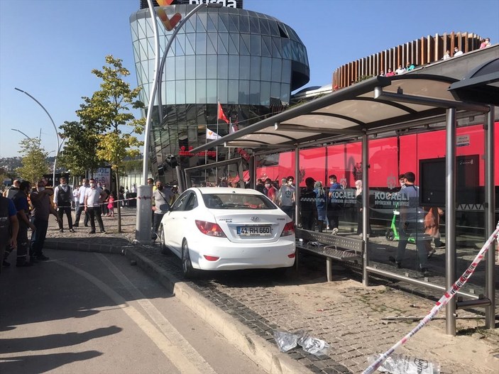 Kocaeli'de otobüs durağına otomobil çarptı