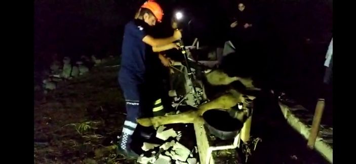 Hatay'da bir inek kanala düştü