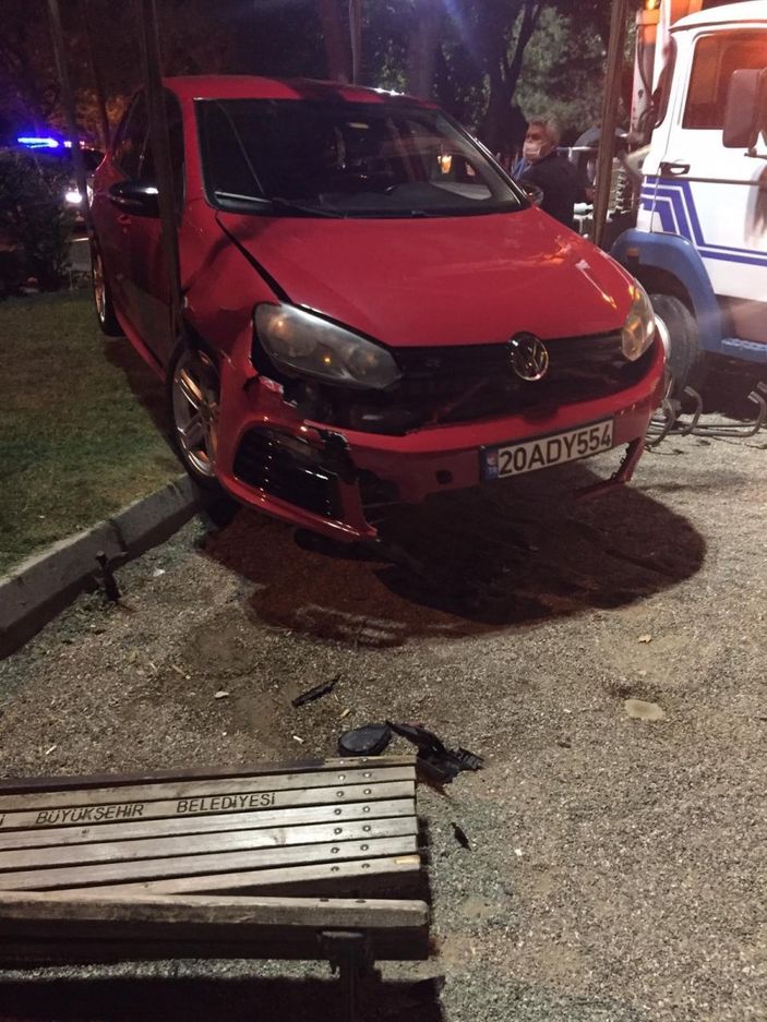 i Denizli'de alkollü sürücü, çocuk parkına daldı