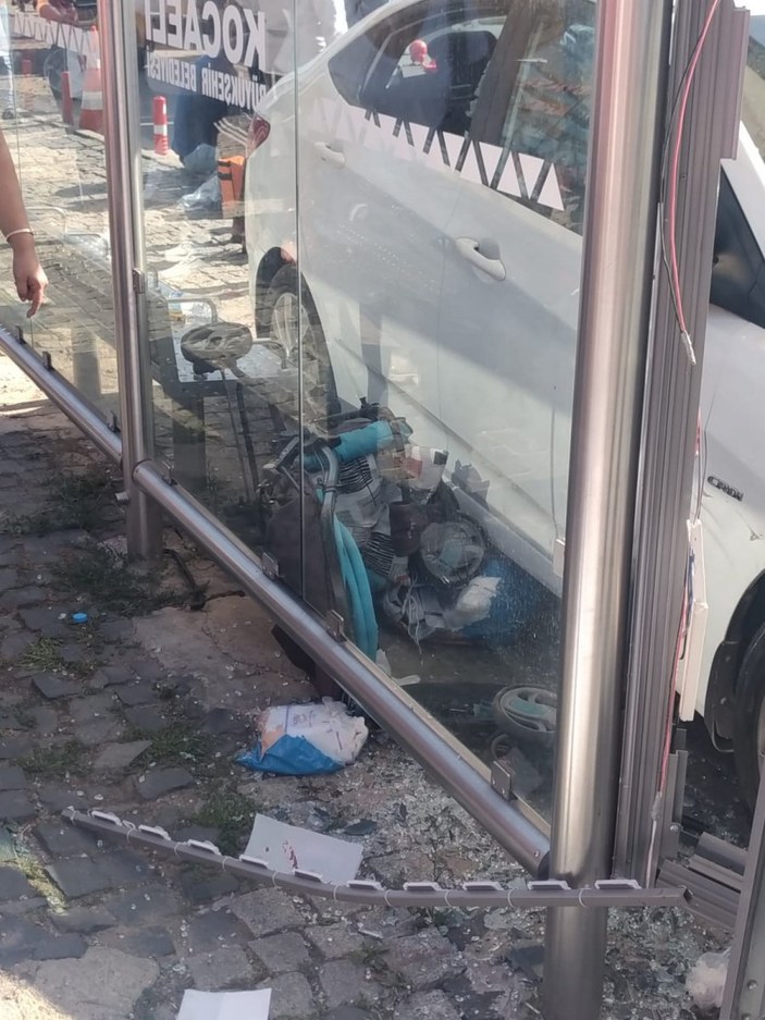Kocaeli'de otobüs durağına otomobil çarptı