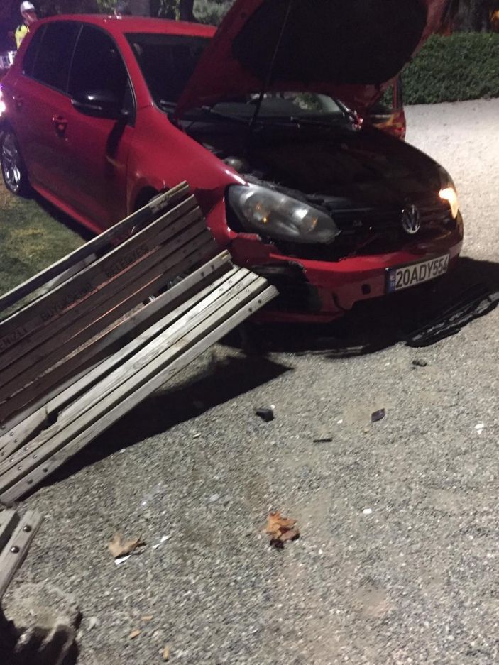 i Denizli'de alkollü sürücü, çocuk parkına daldı
