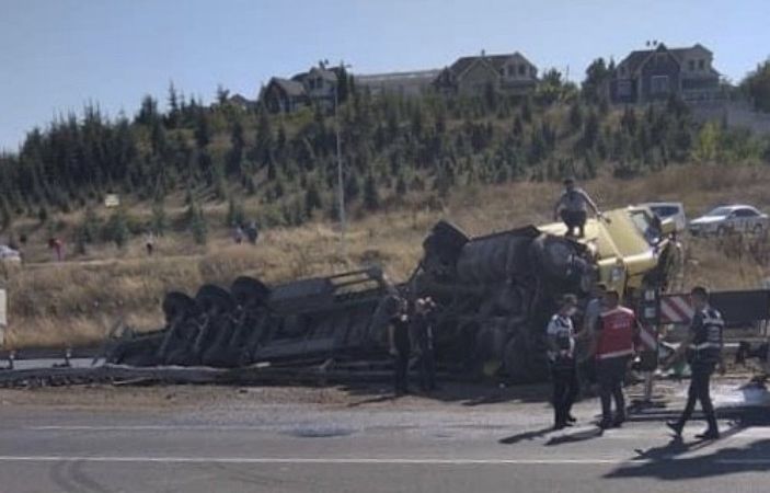 i Bilecik'te pancar yüklü tır devrildi