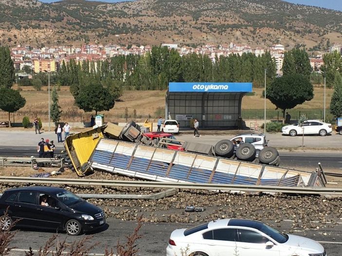 i Bilecik'te pancar yüklü tır devrildi