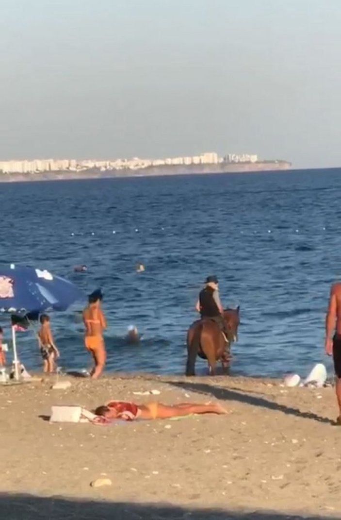 Antalya'da atını denize süren kovboy