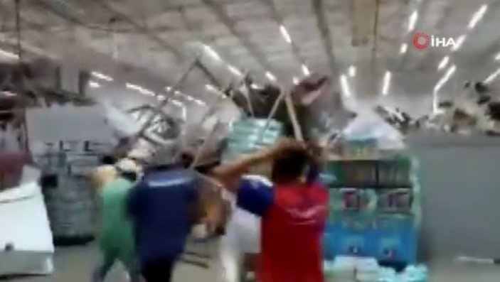 Brezilya’da süpermarket rafları domino taşı gibi devrildi