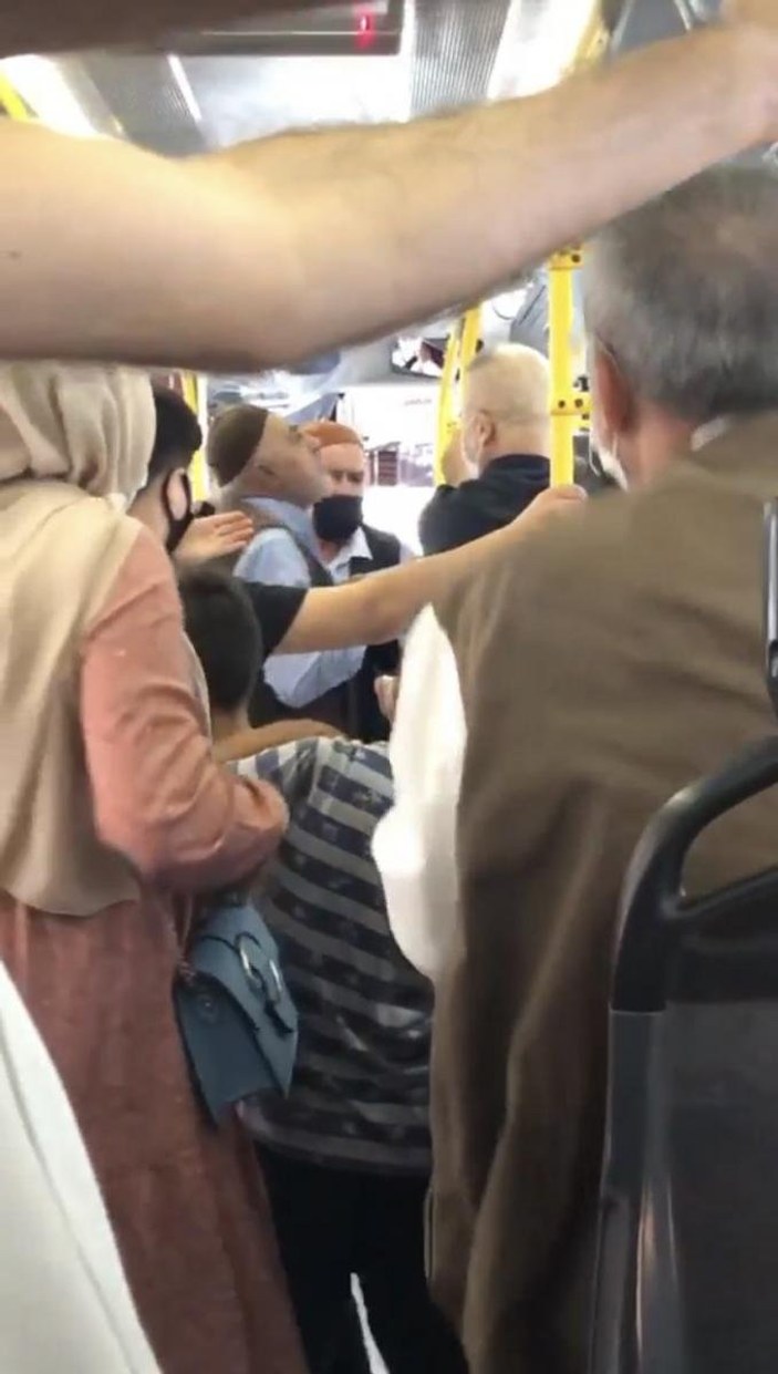 İstanbul'da halk otobüsünde yolcuların maske kavgası