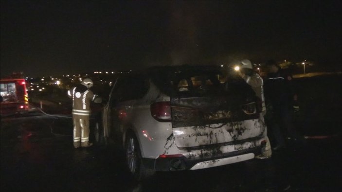Silivri'de seyir halindeki otomobil yandı: 2 kişi son anda kurtuldu