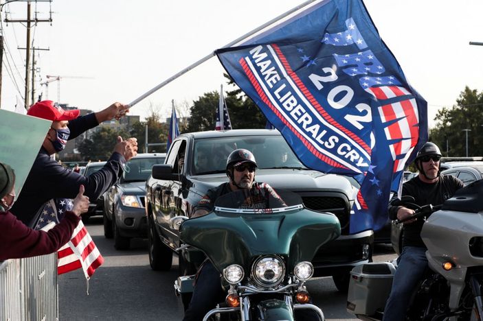 r Trump hastane dışına çıkarak destekçilerini selamladı
