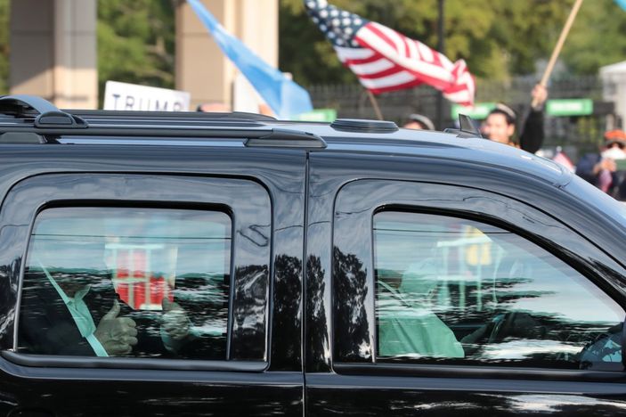 r Trump hastane dışına çıkarak destekçilerini selamladı