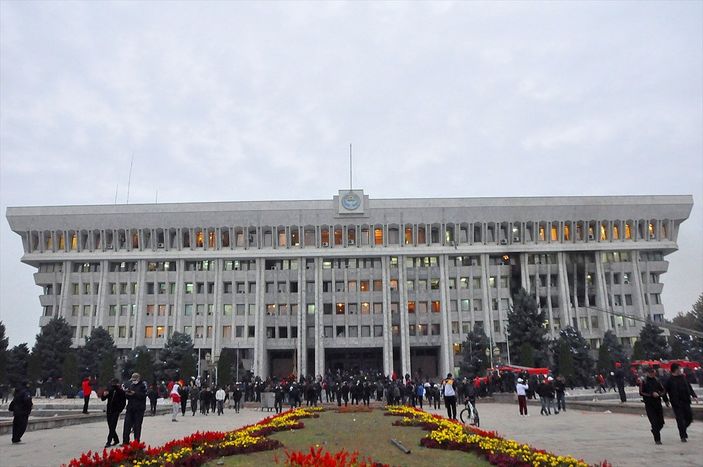 a Kırgızistan'da parlamento seçimleri iptal edildi