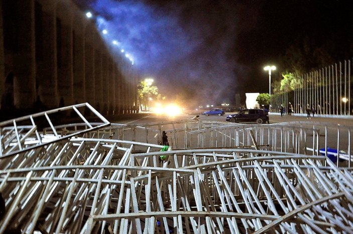 Kırgızistan'da protestocular parlamentoyu işgal etti