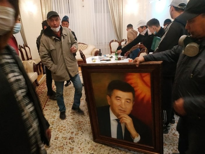 Kırgızistan'da protestocular hapisteki Atambayev'i çıkardı