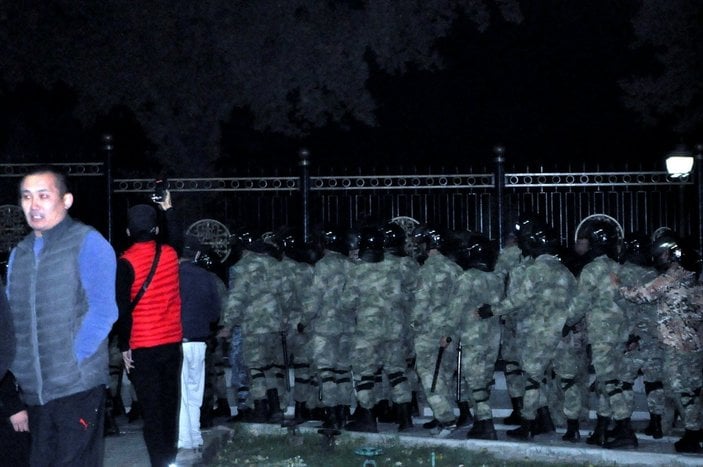 Kırgızistan'da protestocular parlamentoyu işgal etti