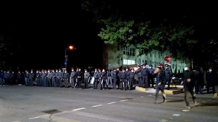Kırgızistan'da protestocular parlamentoyu işgal etti