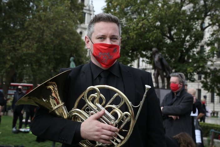 İngiltere'de müzisyenler, koronavirüs kısıtlamalarını protesto etti