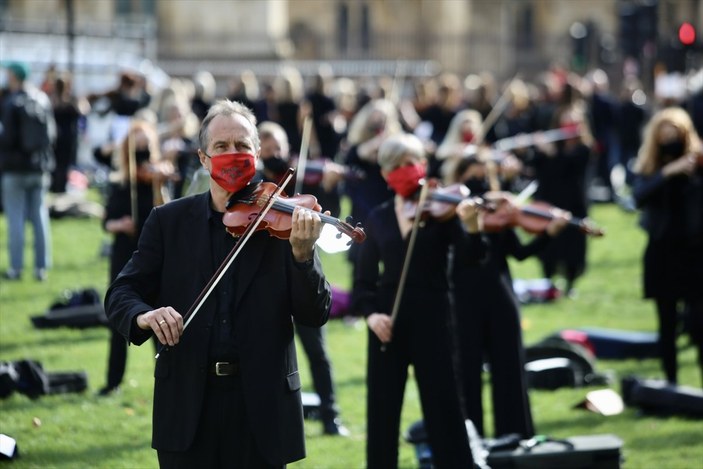 İngiltere'de müzisyenler, koronavirüs kısıtlamalarını protesto etti