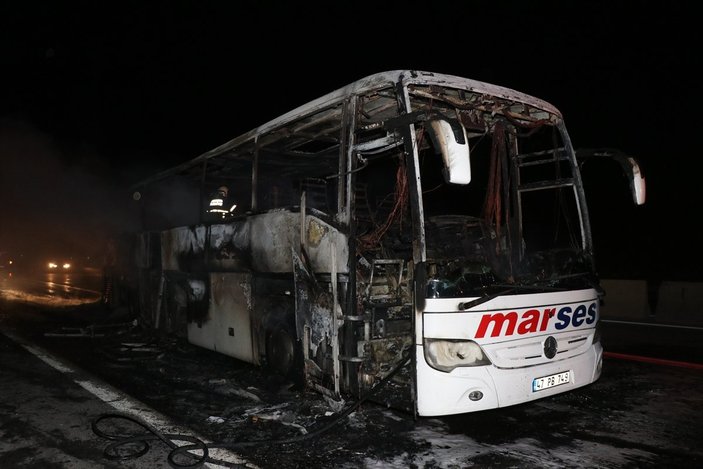 Adana'da yolcu otobüsü yandı