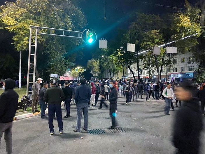 a Kırgızistan'da parlamento seçimleri iptal edildi