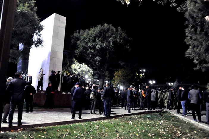 a Kırgızistan'da parlamento seçimleri iptal edildi