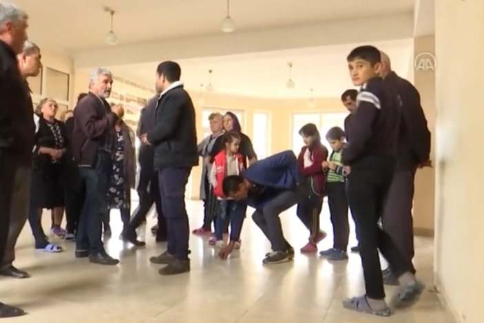 Azerbaycanlılar okullara sığınıyor