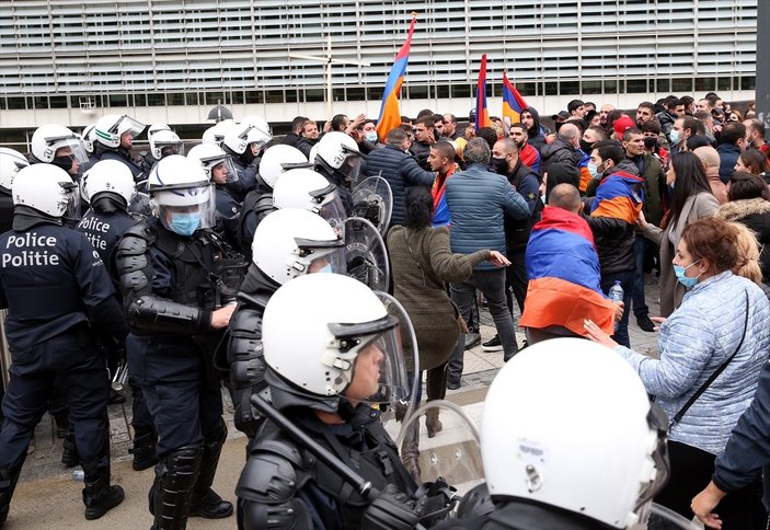 AB kurumları önünde gösteri yapan Ermenilere polis müdahale etti
