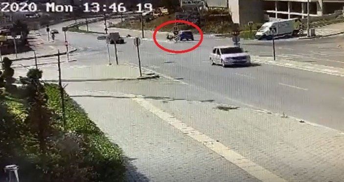 Bursa'da karşıya geçmek isteyen genç kadına otomobil çarptı