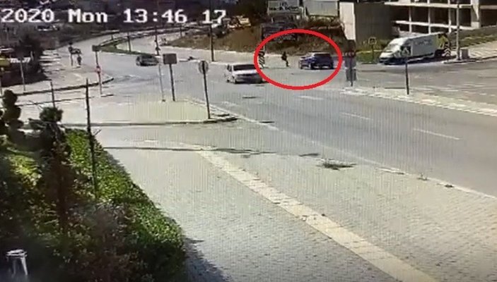 Bursa'da karşıya geçmek isteyen genç kadına otomobil çarptı