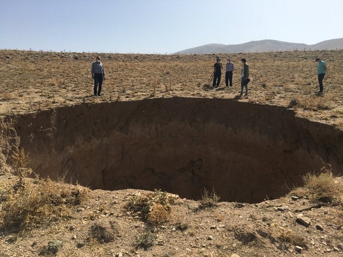 Konya'da 30 metre çapında obruk oluştu