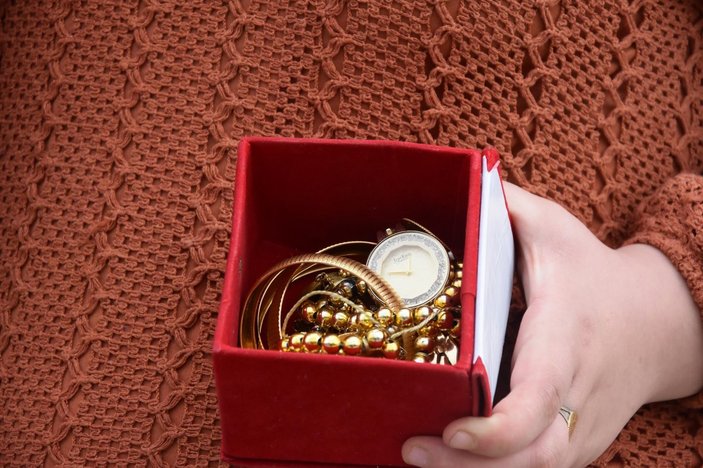 Kütahya’da parkta buldukları altın dolu kutuyu polise teslim ettiler
