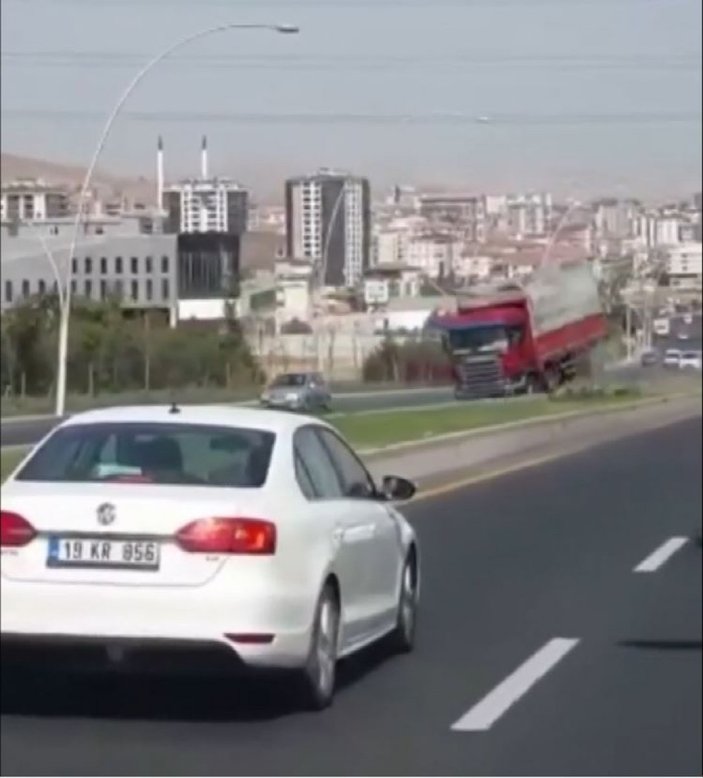 Ankara'da freni boşalan kamyon trafikte 2 kilometre geri gitti