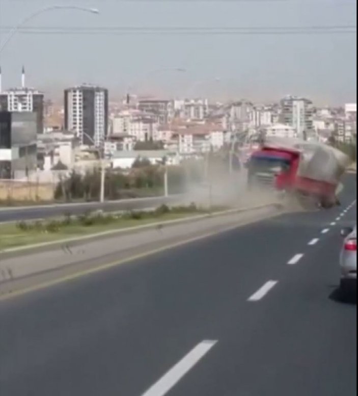 Ankara'da freni boşalan kamyon trafikte 2 kilometre geri gitti