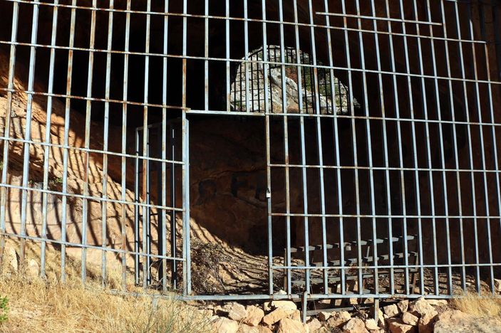 d Adıyaman'da tarihi mağara defineciler tarafından tahrip edildi