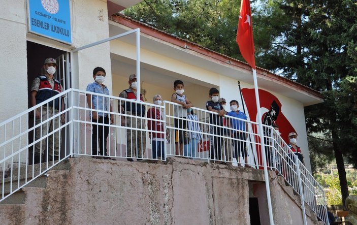 Gaziantep’te öğretmenler ile askerler okulu boyadı
