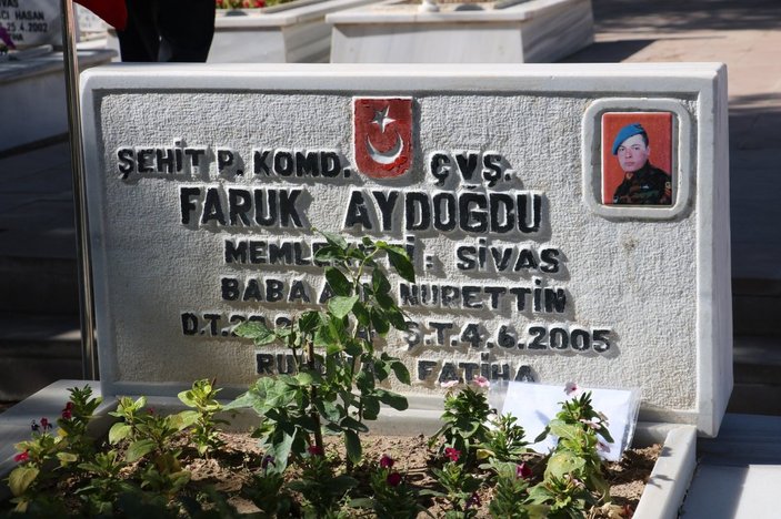 Sivas'ta şehitliklere bırakılan mektuplar görenleri şaşırttı