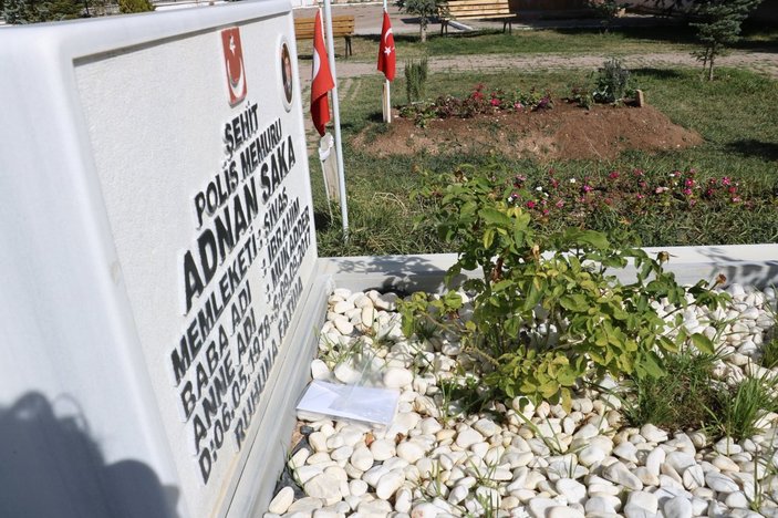 Sivas'ta şehitliklere bırakılan mektuplar görenleri şaşırttı