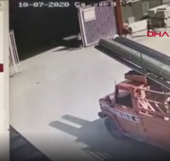 Ankara'da 2 çocuğun üzerine demir kapı devrildi