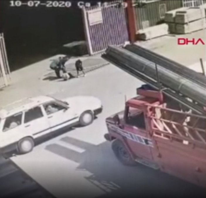 Ankara'da 2 çocuğun üzerine demir kapı devrildi