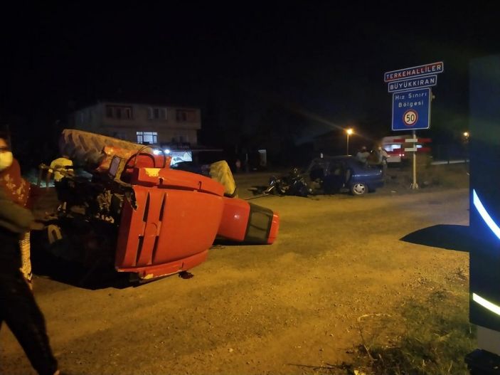 Bartın'da otomobil traktörle çarpıştı