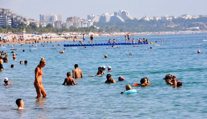 Tatilciler Konyaaltı Plajı'na akın etti