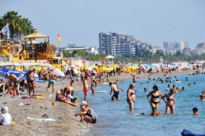 Tatilciler Konyaaltı Plajı'na akın etti
